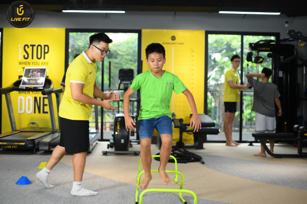 Trẻ em tập gym tại phòng tập
