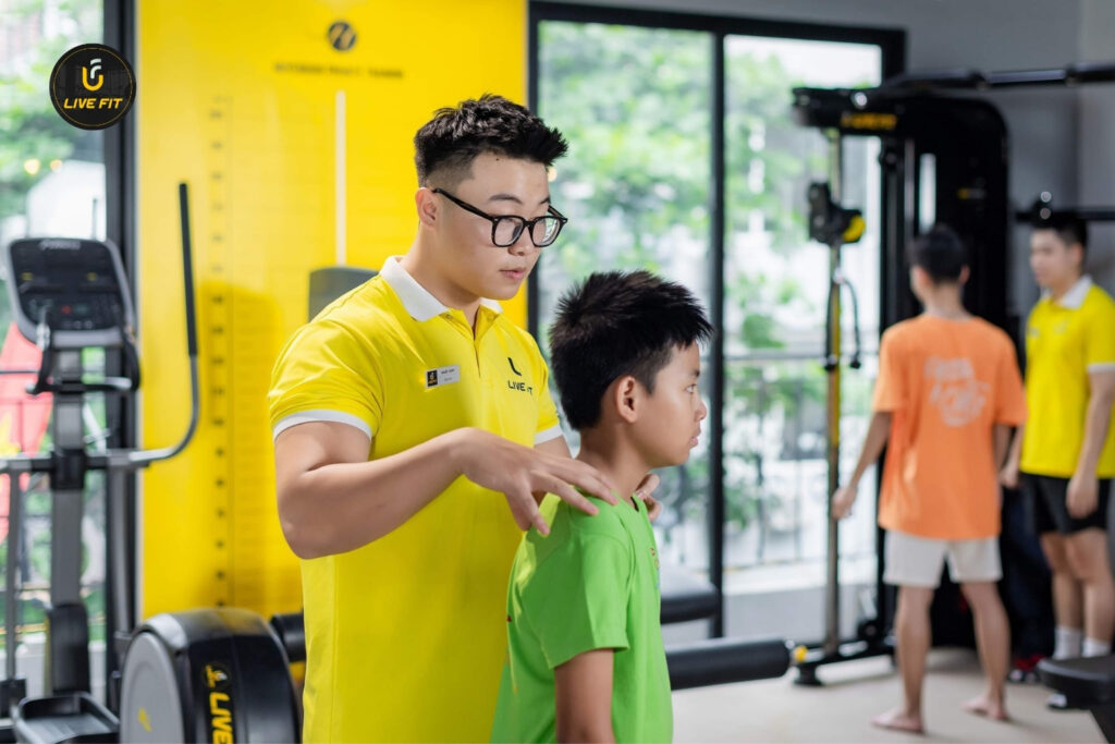Bài tập cải thiện gù lưng và vai lệch cho trẻ cần lưu ý điều gì?