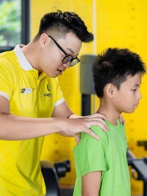 Khóa tập cải thiện gù vẹo cho trẻ