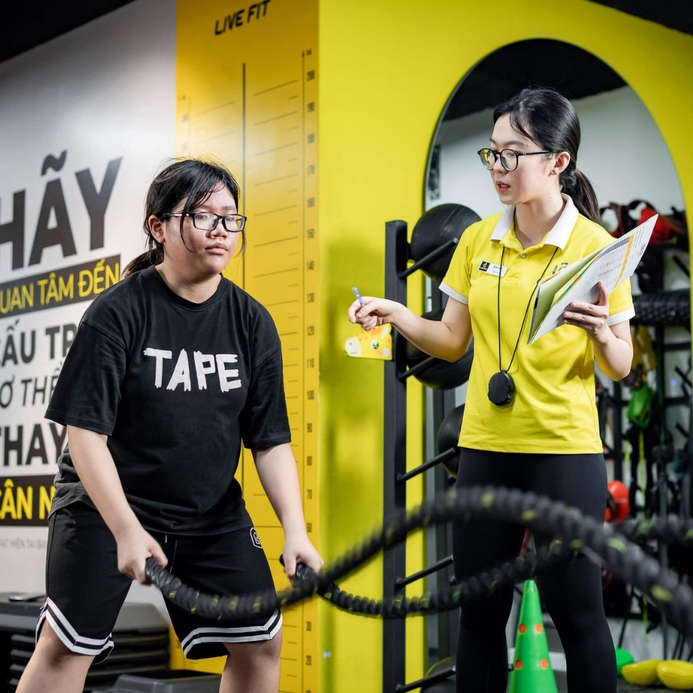 Trẻ tập luyện để kiểm soát cân nặng