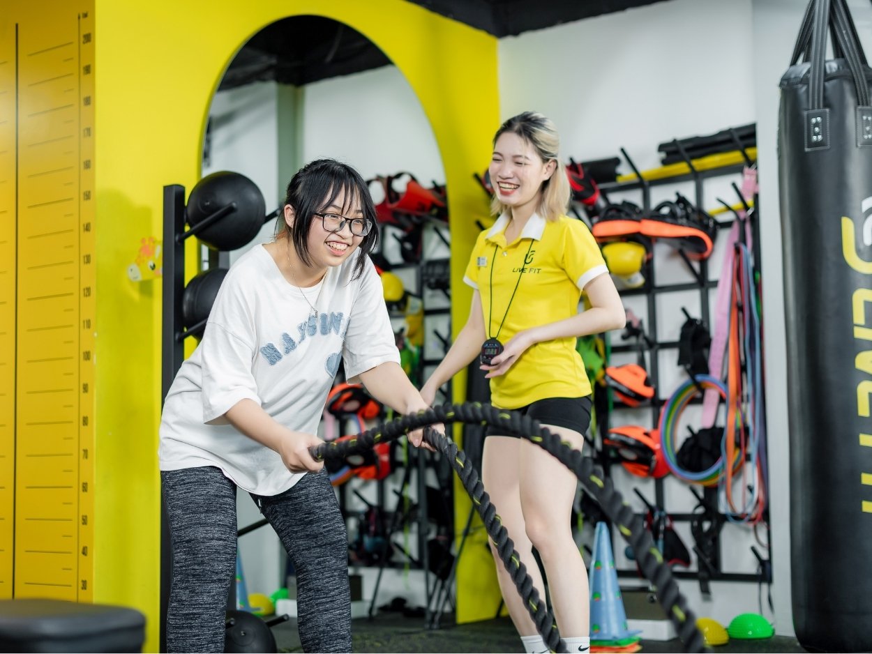 Huấn luyện viên Live Fit hướng dẫn bé tập luyện