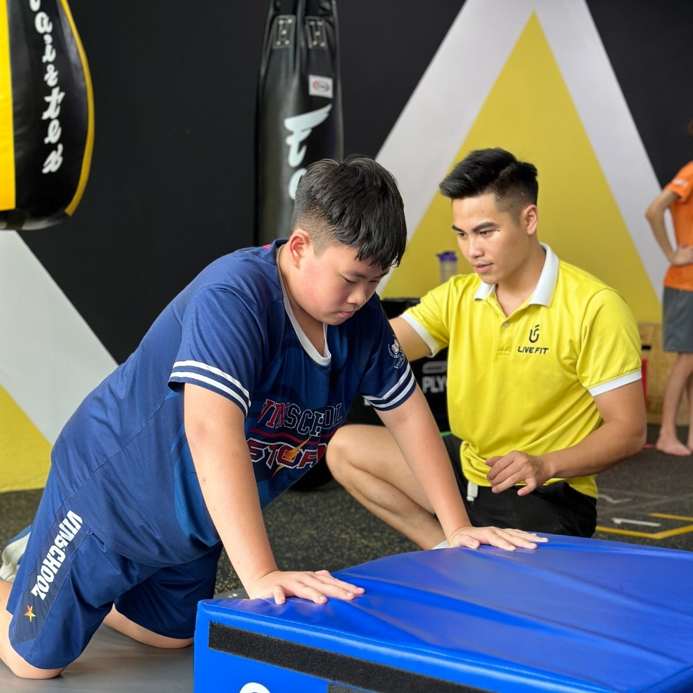 Trẻ thực hiện bài tập thăng bằng