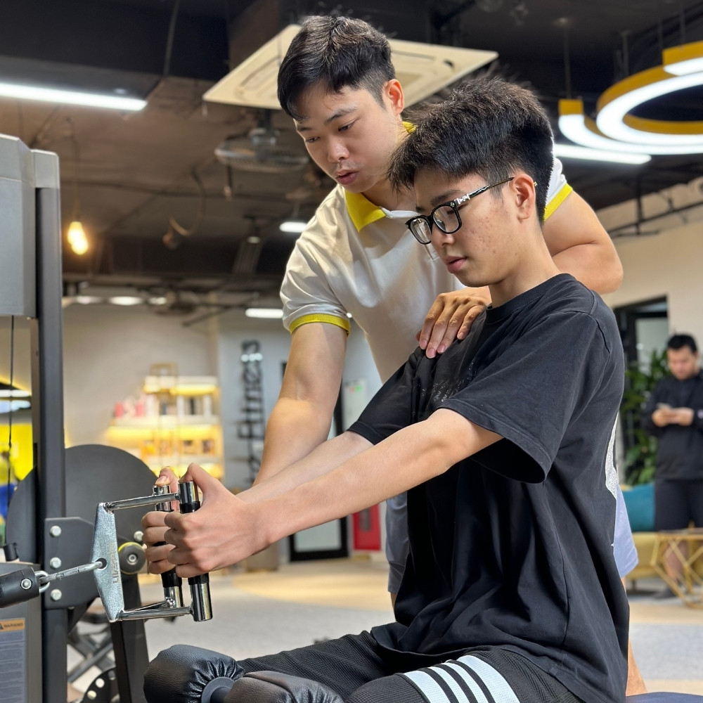Huấn luyện viên đánh giá thể chất trước buổi tập