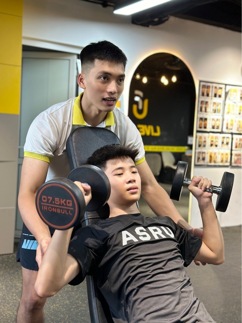 Huấn luyện viên đồng hành cùng trẻ trong buổi tập