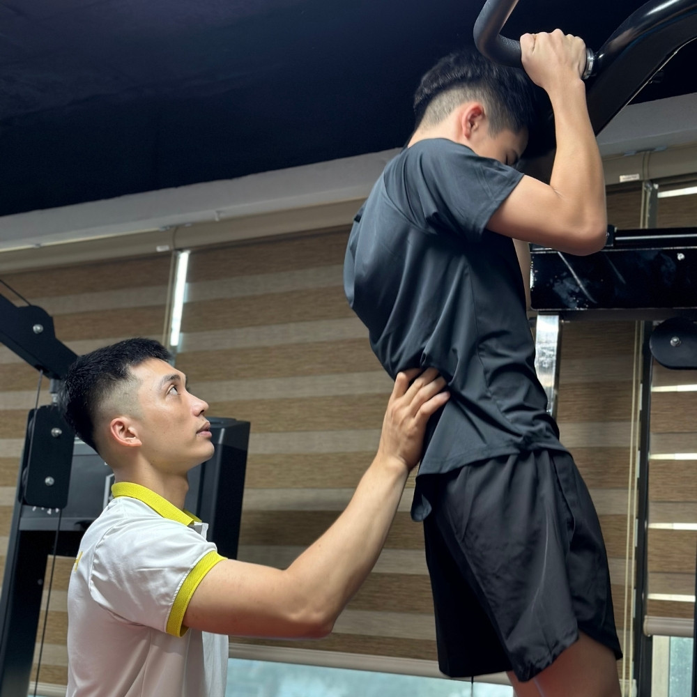 Huấn luyện viên hướng dẫn trẻ trong buổi Kickboxing Kids
