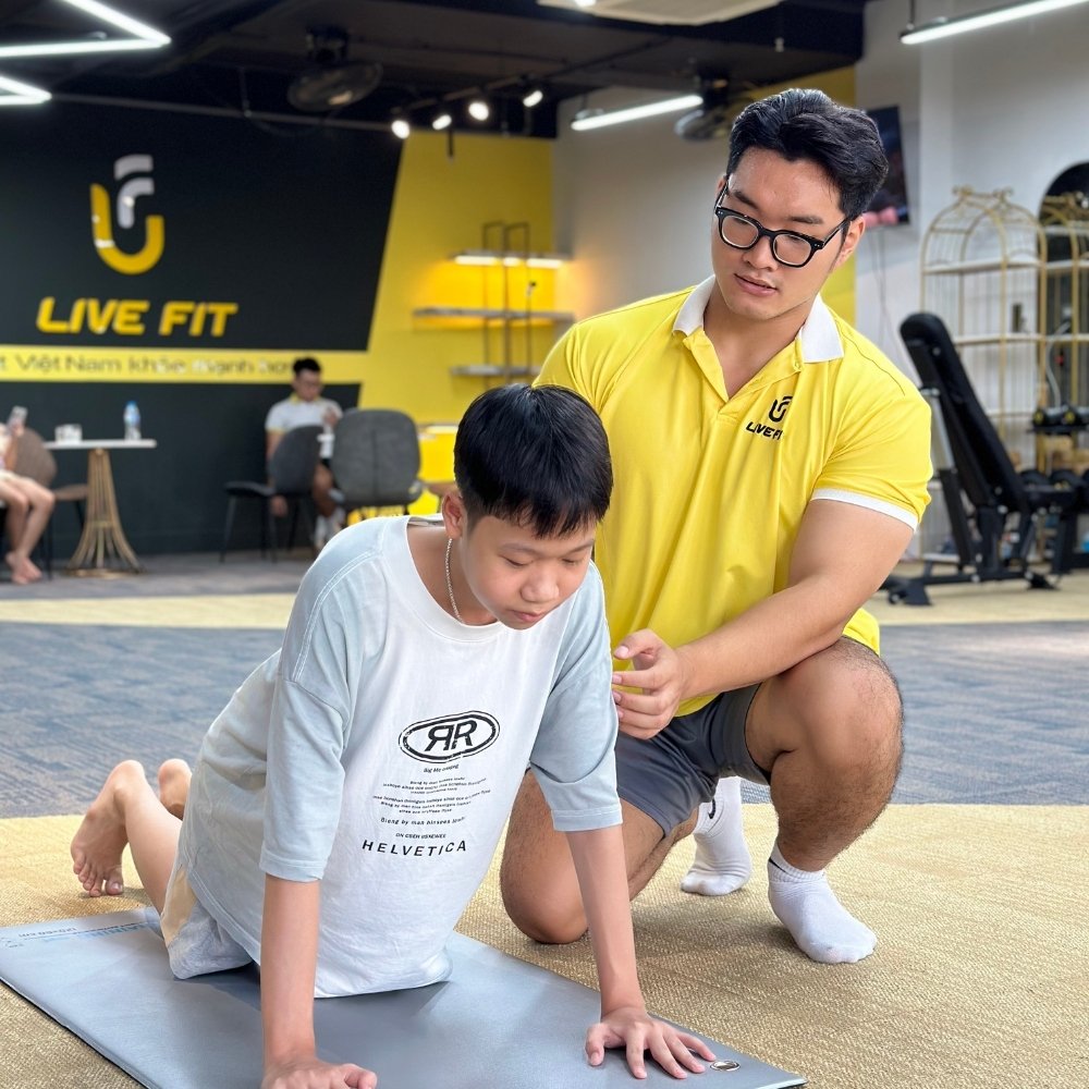 PT Live Fit tập cùng bé trong buổi tập